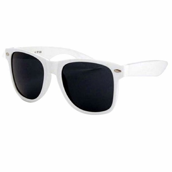 LaNorée Accessories - White Wayfarer Sunglasses